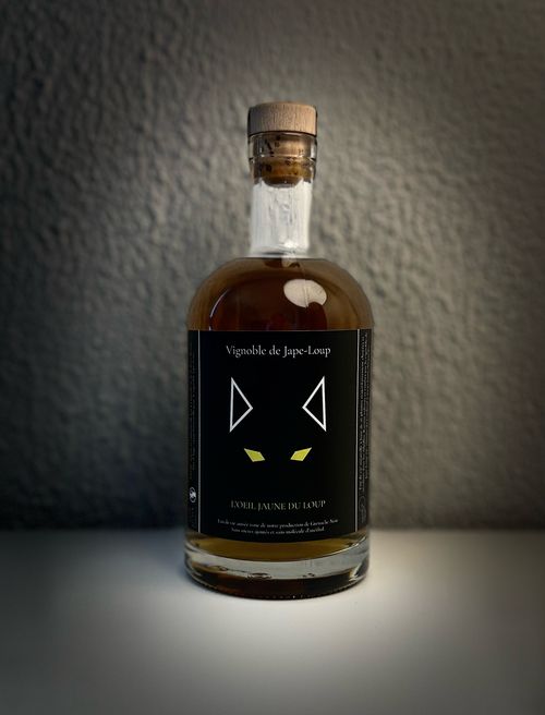 L'oeil jaune du loup "Eau de vie"